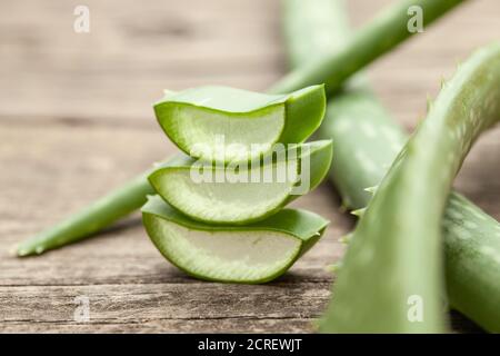 Stücke Aloe Vera mit Fruchtfleisch auf einem hölzernen Hintergrund. Stockfoto