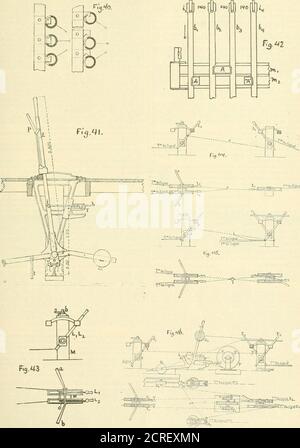 . Die Eisenbahn- und Ingenieurzeitschrift . Fi^.39. Tions. Die Ketten werden am Kreuzungspunkt durch einen eisernen Knopf verbunden, ;. Ihre Länge wird am Platz durch Arbeit-ing sukzessive die zwei Hebel des gleichen Paares erhalten; in thetwo Fällen sollten sie fest gedehnt werden. Durch die Kombination des Prinzipals dieser Anordnung mit der Verwendung von Differentialrollen erhält M. Gourguechon, wie in Abb. 46, Interlocking Relations etwas mehr Vol. LXlil, No. 2.] eNCmEERING JOURNAU 11 Y rtu Sigrul. 7^ DIE EISENBAHN UND [Februar, 1889. Komplex zwischen Kreuzung Signale, zum Beispiel, und Bahnhofssignale. Die beiden Leve Stockfoto