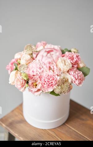 Schöner Frühling Blumenstrauß in Umlauf. Anordnung mit verschiedenen Blumen. Das Konzept der ein Blumengeschäft. Eine Reihe von Fotos für eine Website oder im Katalog. Arbeit Stockfoto