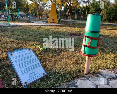 DISTRIKT KATNI, INDIEN - 23. JANUAR 2020: Ein indischer Wissenschaftslehrer, der das Konzept der Regenspurtheorie im Bildungspark vorstellt. Stockfoto