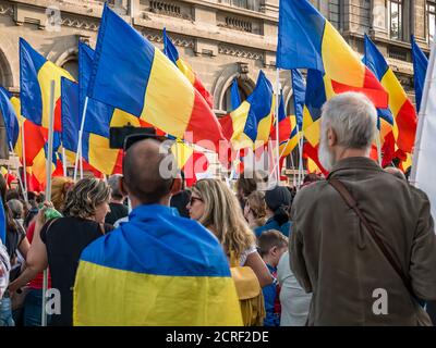 Bukarest/Rumänien - 09.19.2020: Viele Menschen mit rumänischen Flaggen in der Hand protestieren gegen das Tragen von Gesichtsmasken in Schulen. Stockfoto