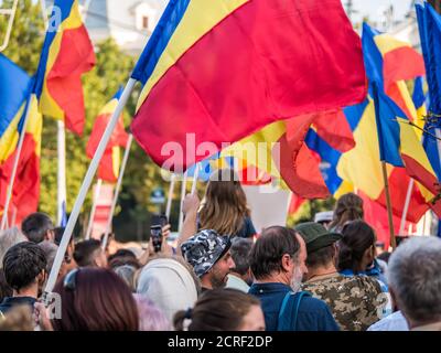 Bukarest/Rumänien - 09.19.2020: Viele Menschen mit rumänischen Flaggen in der Hand protestieren gegen das Tragen von Gesichtsmasken in Schulen. Stockfoto