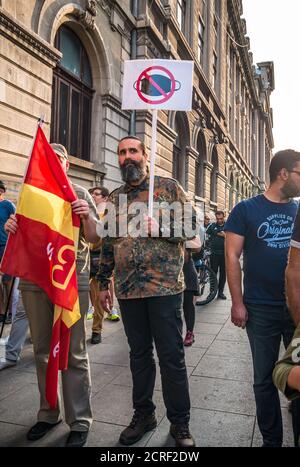 Bukarest/Rumänien - 09.19.2020: Mann hält ein Schild mit dem Bild einer Gesichtsmaske in einem roten Kreis - keine Gesichtsmasken mehr. Protest in der Universi Stockfoto