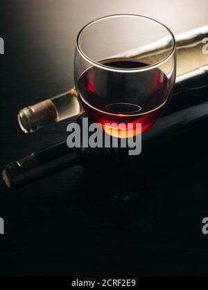 Wein glasse und Flaschen auf einer hölzernen Hintergrund Stockfoto