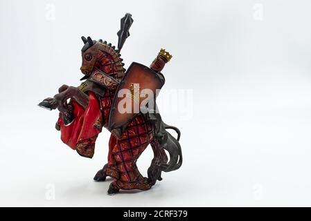 Mittelalterlicher König Ritter auf Pferd mit Keule und Schild mit Platine zu schreiben Stockfoto