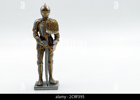 Mittelalterlicher Ritter in silberner Rüstung und Schwert Stockfoto