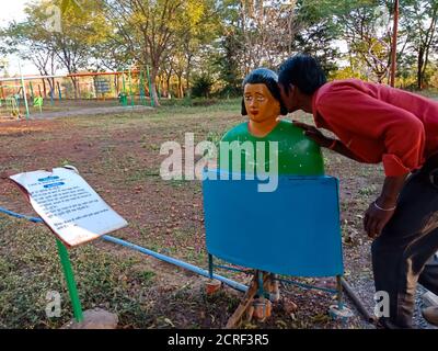 DISTRIKT KATNI, INDIEN - 23. JANUAR 2020: Ein indischer Wissenschaftslehrer präsentiert Theoriekonzept im Bildungspark. Stockfoto