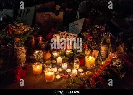 Washington, DC, USA, 19. September 2020. Im Bild: Ehrungen von Kerzen, Blumen und ein Zeichen, das Richter Ruth Bader Ginsburg dafür dankt, dass sie "so lange wie möglich festhalten", liegen auf dem Bürgersteig vor dem Obersten Gerichtshof der Vereinigten Staaten. Am Samstagabend veranstaltete der Frauenmarsch eine Kerzenlichtmahnwache und Tribut an Richter Ginsburg im Gerichtsgebäude Richter Ginsburg war erst die zweite Frau, die zum Obersten Gerichtshof ernannt wurde und eine langjährige Aktivistin für Frauenrechte. Sie starb im September 18 im Alter von 87 Jahren. Kredit: Allison C Bailey/Alamy Live Nachrichten Stockfoto