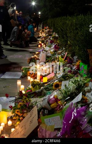 Washington, DC, USA, 19. September 2020. Im Bild: Die Trauernden füllen den Bereich vor dem Obersten Gerichtshof der Vereinigten Staaten, wo der Frauenmarsch eine Kerzenlichtmahnwache und Tribut an die Justizministerin Ruth Bader Ginsburg veranstaltete. Justice Ginsburg war die zweite am Obersten Gerichtshof ernannte Frau und eine langjährige Aktivistin für Frauenrechte. Sie starb im September 18 im Alter von 87 Jahren. Kredit: Allison C Bailey/Alamy Live Nachrichten Stockfoto