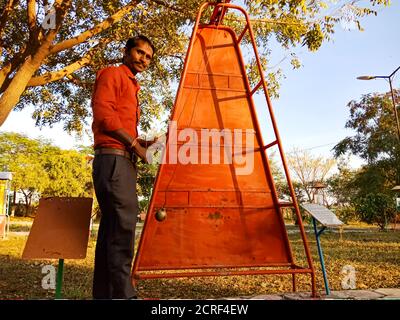 DISTRIKT KATNI, INDIEN - 23. JANUAR 2020: Ein indischer Wissenschaftslehrer präsentiert Theoriekonzept im Bildungspark. Stockfoto
