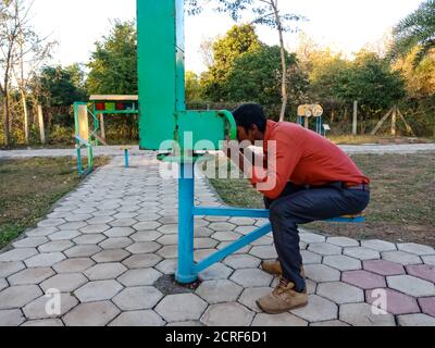 DISTRIKT KATNI, INDIEN - 23. JANUAR 2020: Ein indischer Wissenschaftslehrer präsentiert sich mit dem Modellkonzept des drehbaren Periskopes im Bildungspark. Stockfoto