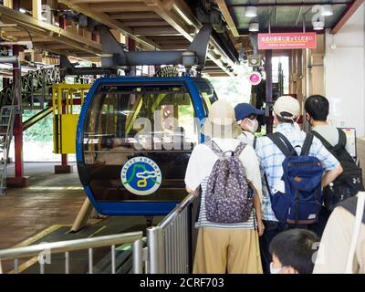 Hakone Seilbahn in Japan, die über das Owakudani-Vulkangebiet führt. Stockfoto