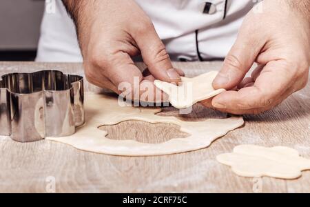 Mann mit Bäckerei Schimmel für Cookies, Hände, Nahaufnahme Stockfoto