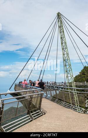 Langkawi, Malaysia - 30. November 2019: Touristen auf der Sky Bridge auf Langkawi Island, Kedah, Malaysiay. Abenteuerurlaub. Touristenattraktion von Malaysia Stockfoto
