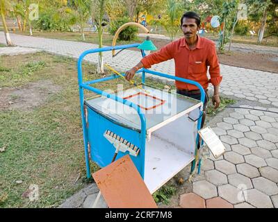 DISTRIKT KATNI, INDIEN - 23. JANUAR 2020: Ein indischer Wissenschaftslehrer präsentiert das Konzept der Wellple-Panzertheorie im Bildungspark. Stockfoto