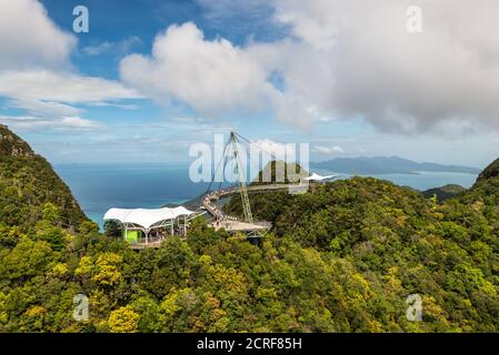 Langkawi, Malaysia - 30. November 2019: Langkawi Sky Bridge an einem sonnigen Tag. Abenteuerurlaub. Touristenattraktion von Malaysia. Reisekonzept. Stockfoto