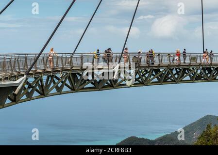 Langkawi, Malaysia - 30. November 2019: Touristen auf der Sky Bridge auf Langkawi Island, Kedah, Malaysiay. Abenteuerurlaub. Touristenattraktion von Malaysia Stockfoto