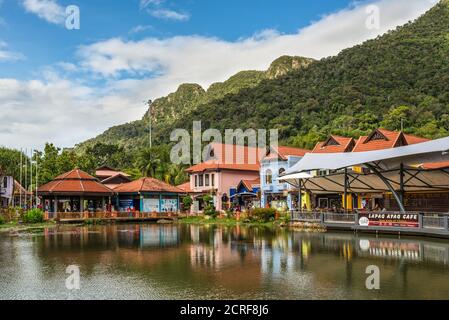 Langkawi, Malaysia - 30. November 2019: Malerische Landschaften des Oriental Village mit Cafés, Restaurants und Geschäften auf Langkawi Island. Urlaub und Urlaub Stockfoto