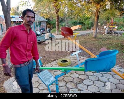 DISTRIKT KATNI, INDIEN - 23. JANUAR 2020: Ein indischer Wissenschaftslehrer präsentiert See SAW Theoriekonzept im Bildungspark. Stockfoto