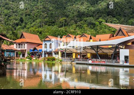 Langkawi, Malaysia - 30. November 2019: Malerische Landschaften des Oriental Village mit Cafés, Restaurants und Geschäften auf Langkawi Island. Urlaub und Urlaub Stockfoto