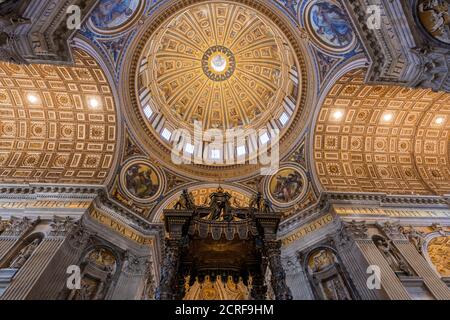 Niedriger Winkel Innenansicht des Baldacchino und Hauptkuppel, Petersdom, Vatikanstadt Stockfoto