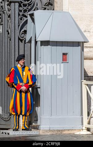 Mitglied der Päpstlichen Schweizergarde, Petersdom, Vatikanstadt Stockfoto