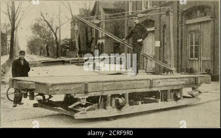 . Die Straßenbahnbesprechung . m schwingt den ganzen Weg herum, so dass dieses Auto neben einem Dampfeisenbahnwagen sein kann und der Derrick wird die schwerste Spezialarbeit oder Trägerschiene heben und legen Sie es auf dem Derrick Auto selbst oder auf einem Carstanding am Ende oder an Die gegenüberliegende Seite davon. Das Derrick Carhat keine Ankerwinde oder Macht von sich selbst. Das Kabel für das Heben läuft den Pfosten des Derricks hinunter und geht unter der Drawhead hinaus, so dass jedes Auto auf der gleichen Spur, an der die Seilbahn befestigt werden kann, das Heben machen kann. Als Beispiel für das, was durch die Verwendung dieses Autos erreicht werden kann, die Stockfoto