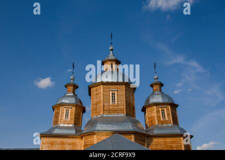 Eine alte Holzkirche im Dorf Stockfoto