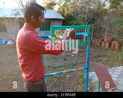 DISTRIKT KATNI, INDIEN - 23. JANUAR 2020: Ein asiatischer männlicher Wissenschaftslehrer präsentiert das Konzept der Zahnradbahn-Theorie im Bildungspark. Stockfoto