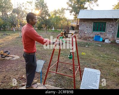 DISTRIKT KATNI, INDIEN - 23. JANUAR 2020: Ein asiatischer Wissenschaftslehrer präsentiert das Modell des Wurmrads im Bildungspark. Stockfoto