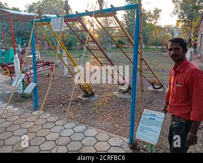 DISTRIKT KATNI, INDIEN - 23. JANUAR 2020: Ein indischer Wissenschaftslehrer, der das Konzept der schiefen Ebene im Bildungspark vorstellt. Stockfoto