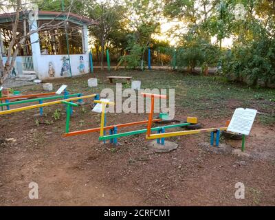 DISTRIKT KATNI, INDIEN - 23. JANUAR 2020: Ein indischer Wissenschaftslehrer präsentiert Theoriekonzept im Bildungspark. Stockfoto