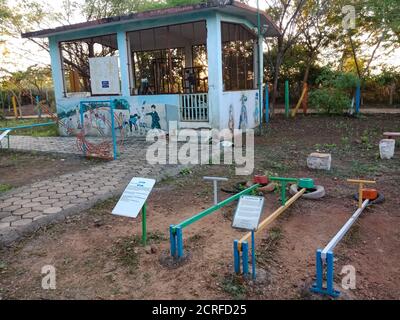 DISTRIKT KATNI, INDIEN - 23. JANUAR 2020: Ein indischer Wissenschaftslehrer präsentiert Theoriekonzept im Bildungspark. Stockfoto