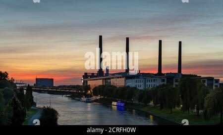 Autostadt in Wolfsburg ist eine Kombination aus Geschäft und Vergnügen. Hier holen die Leute ihre neuen Autos ab. Stockfoto