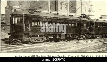 . Elektrische Eisenbahn Zeitschrift . fices. Die Verkehrsvereinbarungen zwischen der Union Stationund den eintretenden Eisenbahnen waren nicht so, dass sie die Beförderung fördern, Low-Tarif Vorstadtverkehr und eine echte Notwendigkeit existedfor a New means of bringing the beautiful and healthfulcountryside of Northern Virginia nahe genug, um die ad-ministrative Zentrum von Washington zu machen, die formerleicht zugänglich als ein Haus für die Arbeiter in der letzteren.This wollen wird nun von der Washington & gefüllt Old DominionRailway, deren Endstation mindestens 5 Meilen näher am Uburban-Viertel liegt als der Union Station. Dies ermöglicht Stockfoto