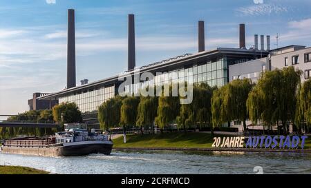 Autostadt in Wolfsburg ist eine Kombination aus Geschäft und Vergnügen. Hier holen die Leute ihre neuen Autos ab. Stockfoto