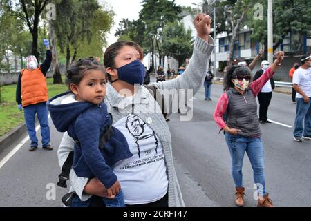 Mexiko-Stadt, Mexiko. September 2020. MEXIKO-STADT, MEXIKO - SEPTEMBER 19 : Personen heben ihre Hände während einer Schweigeminute in Erinnerung an die Opfer, die ihr Leben bei dem Erdbeben von 2017 bei Tlalpan Multifamily inmitten einer Coronavirus-Pandemie am 19. September 2020 in Mexiko-Stadt, Mexiko, verloren haben. Kredit: Carlos Tischler/Eyepix Gruppe/Der Fotozugang Gutschrift: Der Fotozugang/Alamy Live Nachrichten Stockfoto