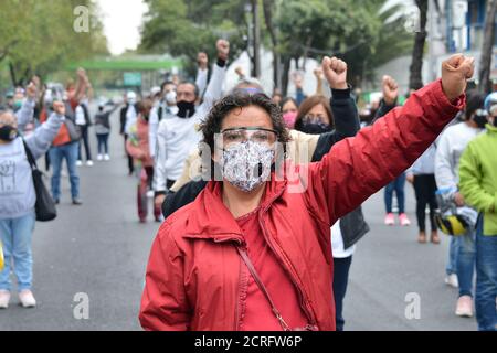 Mexiko-Stadt, Mexiko. September 2020. MEXIKO-STADT, MEXIKO - SEPTEMBER 19 : Personen heben ihre Hände während einer Schweigeminute in Erinnerung an die Opfer, die ihr Leben bei dem Erdbeben von 2017 bei Tlalpan Multifamily inmitten einer Coronavirus-Pandemie am 19. September 2020 in Mexiko-Stadt, Mexiko, verloren haben. Kredit: Carlos Tischler/Eyepix Gruppe/Der Fotozugang Gutschrift: Der Fotozugang/Alamy Live Nachrichten Stockfoto