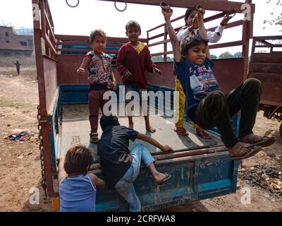 DISTRIKT KATNI, INDIEN - 29. JANUAR 2020: Indische Dorf arme Kinder spielen auf Auto-LKW-Trolley. Stockfoto
