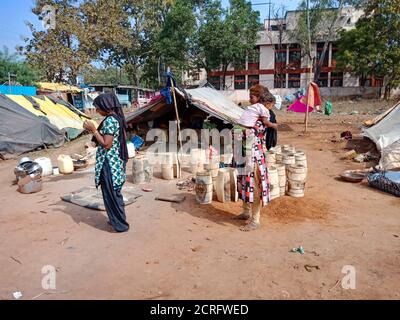 DISTRIKT KATNI, INDIEN - 29. JANUAR 2020: Indische Dorf armen Menschen Lebensstil auf dem Boden Feld vorgestellt. Stockfoto