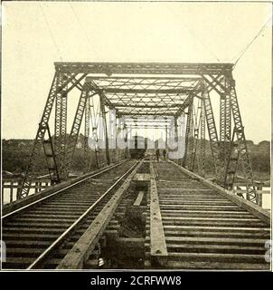 . Die Straßenbahn Zeitschrift . auf jedem Gleis. Besonderes Augenmerk wurde auf den Bau der Oberleitung auf der Brücke gelegt. Wie zu sehen ist, sind die Endstützen sowohl an den Brückenportalen als auch an den Uferseiten extrem schwer, aus Winkeln aufgebaut, verrastert und verspannt. Auf dem Deckenrahmen, der die Zugbrücke Frösche unterstützt, ist eine kurze Holzdiele angebracht, die mit einem Asbestblech unterlegt ist; die Diele wurde dann mit feuerfester und isolierender Farbe lackiert. Da die an dieser Platte angebrachten Frogs isoliert sind, wird so zwischen den Fröschen und eine dreifache Insulation gesichert Stockfoto