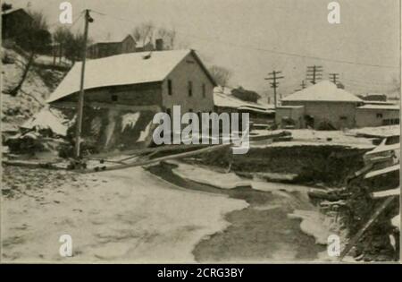 . Die Straßenbahnbesprechung . auf dem Kreisbogen ausschneiden, so dass die Peripherie des Kronenrades schön angebracht werden kann. So wird aller Schmutz, Schnee, Wasser und Eis aus der Box ausgeschlossen. ♦*-• die Union Traction Co. Von Philadelphia hat die Wagevon seinen 5.000 Motormännern und Leitern von 18 auf 19 Cent pro Stunde erhöht, die neue Skala tritt am 1. Januar in Kraft. Achtzehn Monate. Die Gesellschaft gewährte freiwillig eine Erhöhung der Löhne der bedeutenden eine Stunde. Stau. 15. 1902.] STRASSENBAHNÜBERPRÜFUNG. 49 KATASTROPHE IN ITHACA. Ein harter Regen, der am 14. Und 15. Dezember in der Nachbarschaft von Itha stattfand Stockfoto