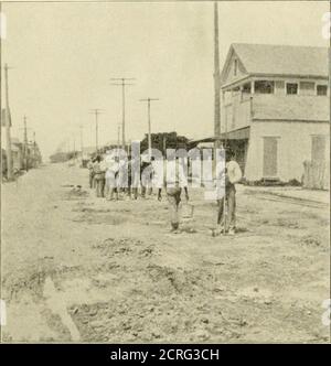 . Elektrische Eisenbahn Überprüfung . Verbesserungen in Key West. Fla. – untergradige Ausgrabung in SolidCoral Rock. Kesselzwecke außer durch Destillation, die zu teuer war, der hohe Preis für Kohle, Und die gut etablierte Tatsache, dass keine bekannte Methode der Bindung auch für ein paar Monate einen Kontakt zwischen dem Kupfer und dem Stahl beibehalten würde, was den Rückstrom des Eisenbahnsystems zu einer Erdreich-Realität macht. Das Eigentum der Firma wechselte 1903 und eine 526 ELEKTRISCHE EISENBAHN ÜBERPRÜFUNG September 1906. Es wurde dann versucht, die natürliche Hindernisse für den wirtschaftlichen Betrieb zu überwinden und allmählich zu entwickeln Stockfoto