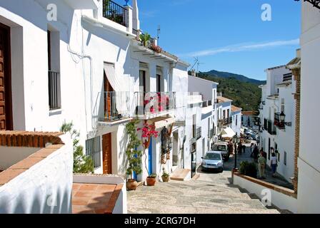 Blick entlang einer typischen Straße in einem weiß getünchten Dorf, Frigiliana, Spanien. Stockfoto