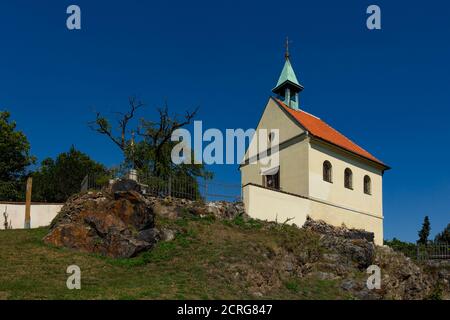 Prag, Troja / Tschechische Republik - 9. September 2020: Die Kapelle der Heiligen Claire wurde im 17. Jahrhundert erbaut und steht auf einem felsigen Hügel mit Weinberg. Sonniger Herbsttag. Stockfoto