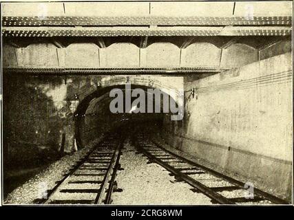 . Die Straßenbahn Zeitschrift . ABB. 20. - BASTILLE STATION, ZEIGT DIE DRITTE EISENBAHNENDE der Linie, aber es wurde ein Carhouse, zu dem eine Zweiglinie von der Schleife zwischen den Stationen. Die dazugehörige Gravur (Abb. 21) zeigt das Gebäude im Zuge der Konstruktion, und der Hof außerhalb, die mit Gleisen verlegt werden, Platz für 150 Autos und Anhänger für die Gegenwart. Der erste orderfür Autos forderte sechsundvierzig, und zum Zeitpunkt der Start-ing die Straße gab es zweiundzwanzig geliefert, zwölf beigausgestattet mit Steuergeräten an jedem Ende, so dass sie vielleicht laufen in Stockfoto