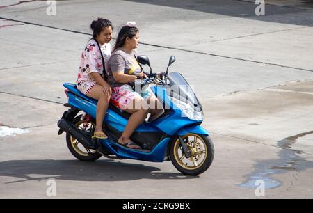 SAMUT PRAKAN, THAILAND, JUNI 26 2020, zwei Frauen fahren auf dem Motorrad auf der Straße. Stockfoto