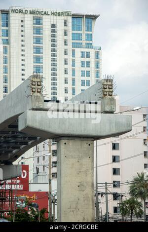 BANGKOK, THAILAND, JULI 12 2020, ein unvollendeter Bau des Viadukts. Eisenbahnbrücke im Bau in der Stadt. Stockfoto