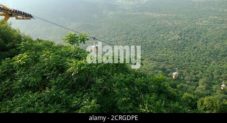 Die Sun Natural Lake Ropeway ist eine landschaftlich reizvolle Gondelbahn, die den Sun Moon Lake mit dem Formosa Aboriginal Culture Village Themenpark verbindet. Stockfoto