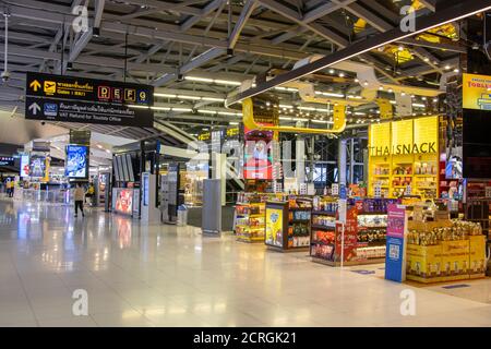 BANGKOK, THAILAND, 29 2020. JULI, die Geschäfte in der Duty-Free-Zone und Informationstafeln in der Halle eines leeren Flughafens. Stockfoto